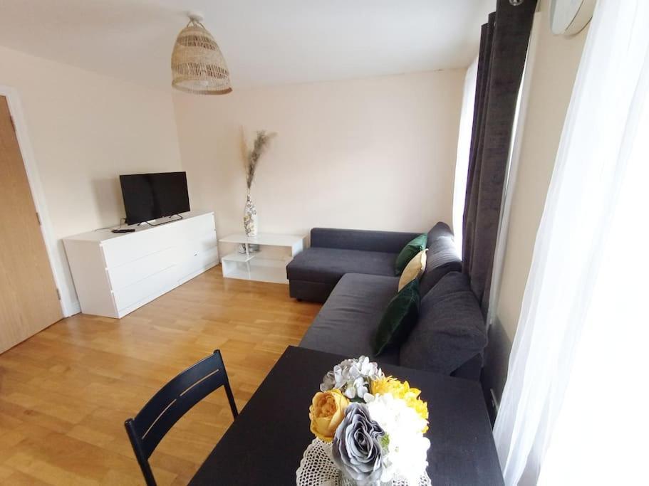 Apartment 1- Bedroom Flat In London, Sleeps 4, Good Transport Link